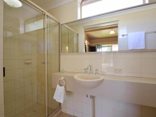 卡尔古利塔楼酒店的浴室配有盥洗盆和带镜子的淋浴