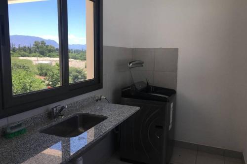 卡法亚特CALCHAQUÍ 5 ideal para una estadía inolvidable!的浴室设有水槽、窗户和垃圾桶