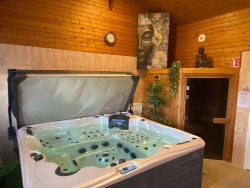 翁弗勒尔莫泰莱斯布鲁兹康泰克酒店的客房内的浴缸配有按摩浴缸