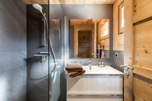 大博尔南Chalet Socali Le Grand Bornand的一间带水槽和淋浴的浴室