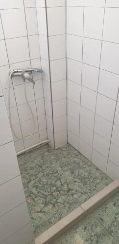 大博格El Rancho的一间铺有瓷砖地板的带淋浴的浴室