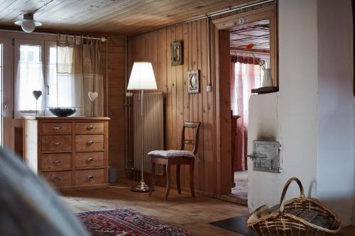 CuragliaNostalgie Bed & Breakfast Chrämerhus的一间带椅子、梳妆台和灯的房间