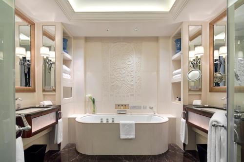 上海上海半岛酒店的带浴缸和两个盥洗盆的浴室