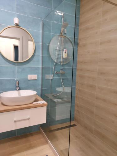 罗夫诺Prestige Apartments的一间带水槽和淋浴的浴室