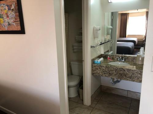ClearfieldAmeri-Stay Inn & Suites的一间带水槽、卫生间和镜子的浴室