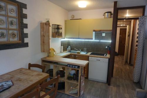 莱孔塔米讷蒙茹瓦le bel aval的一个带桌子和台面的小厨房