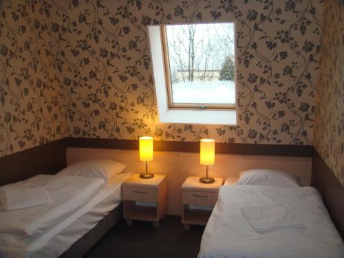 BełkZajazd Mat的配有2张床的带窗户和2盏灯的客房