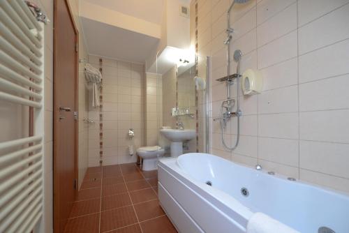 瓦特拉多尔内贝尔维德酒店的带浴缸、卫生间和盥洗盆的浴室