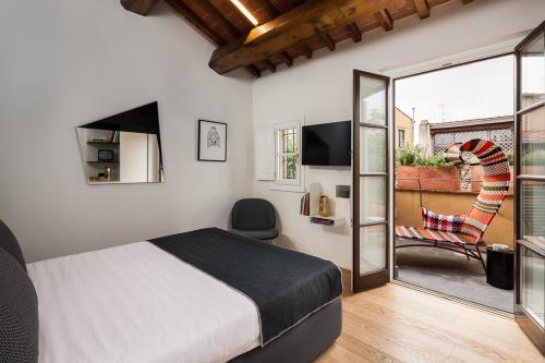 佛罗伦萨米卢酒店的一间卧室设有一张床和一个滑动玻璃门