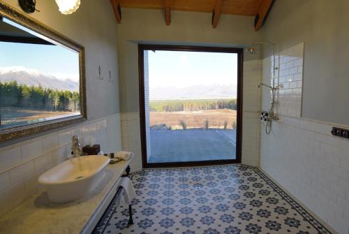 普卡基湖库克山湖畔度假酒店的一间带水槽和大窗户的浴室