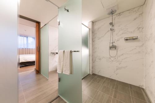 仁川市仁川机场豪生酒店的带淋浴的浴室和玻璃门