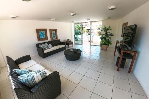 阿奎拉兹Palm Beach | Porto das Dunas - CE的客厅配有沙发和桌子