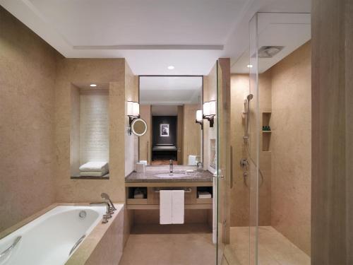 曲阜曲阜香格里拉的带浴缸、水槽和镜子的浴室