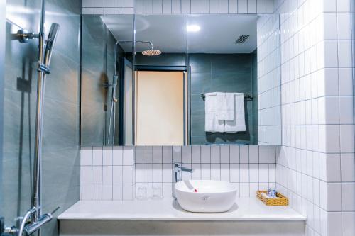 归仁KADUPUL HOTEL的一间带水槽和镜子的浴室