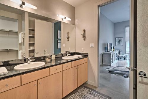 奥斯汀Urban Escape in SoLA with Private Patio!的一间带两个盥洗盆和大镜子的浴室