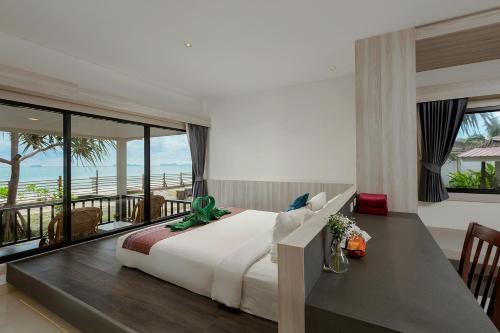 高兰Nakara Long Beach Resort - SHA Extra Plus的一间卧室设有一张大床,享有海景