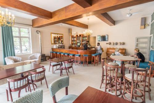 蒙塔古蒙塔古乡村酒店的一间带桌椅的餐厅和一间酒吧