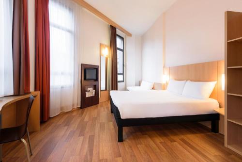 毕尔巴鄂宜必思毕尔巴鄂中心酒店的一间酒店客房,配有一张床和一台电视