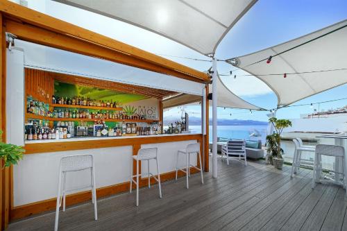 大加那利岛拉斯帕尔马斯Hotel Aloe Canteras的海景甲板上的酒吧