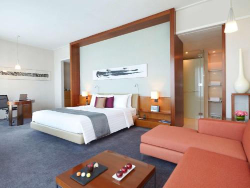 香港诺富特东荟城酒店客房内的一张或多张床位