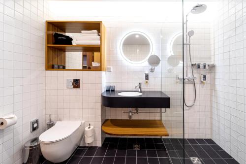 塔林Hestia Hotel Kentmanni的一间带水槽、卫生间和淋浴的浴室