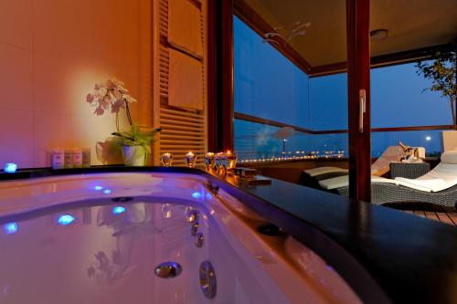 罗维尼Maistra Select All Suite Island Hotel Istra的景观客房内的按摩浴缸