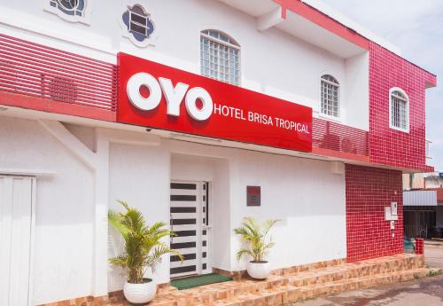 巴西利亚OYO Hotel Brisa Tropical, Brasília的大楼一侧有红色标志的酒店