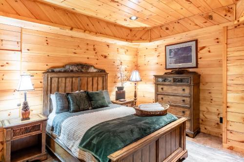 ButlerIron Mountain Lodge - Beautiful Cabin With Forest & Mountain Views!的小木屋内一间卧室,配有一张床