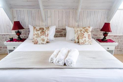兰格班Red Bishop - Birds, Beach & Beauty的一间卧室配有带毛巾的床