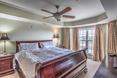 默特尔比奇North Myrtle Beach Condo with Views Walk to Beach!的一间卧室配有一张床和吊扇
