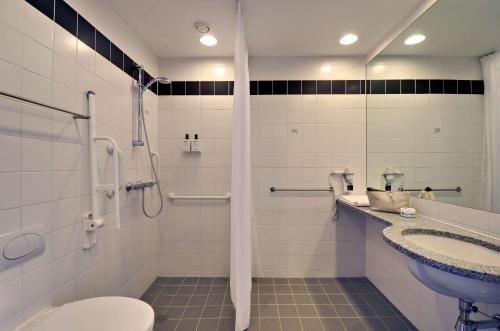 埃斯比约奥林匹克斯堪迪克酒店的带淋浴、卫生间和盥洗盆的浴室