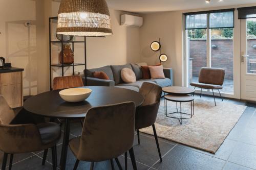 PosterholtVakantie-appartement Oppe Donck met sauna的客厅配有桌子和沙发