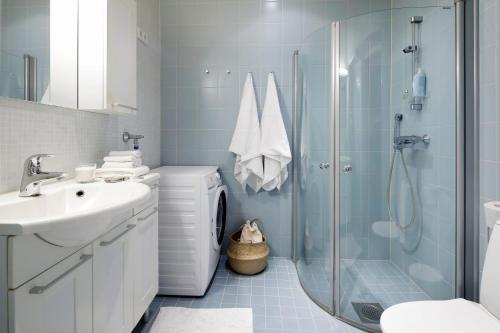 赫尔辛基Central, peaceful, high-end apartment的带淋浴、盥洗盆和卫生间的浴室