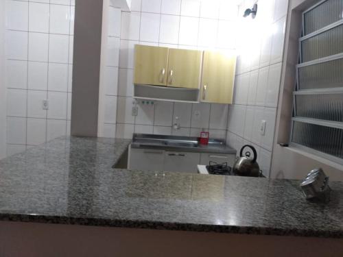特拉曼达伊Apartamentos de Verão的厨房配有带水槽和橱柜的柜台。