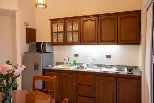 卡利Castellón de Juanambú的厨房配有木制橱柜和冰箱。