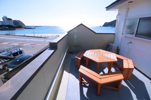 鸭川市Kamogawa Shokudo - Vacation STAY 15119v的海景阳台上的长凳