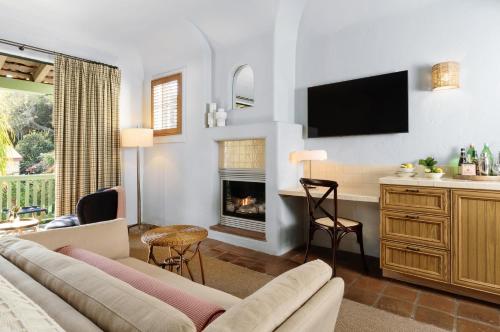 圣巴巴拉Palihouse Santa Barbara的带沙发和壁炉的客厅