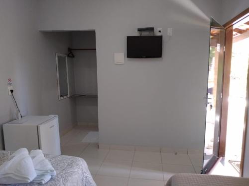 皮雷诺波利斯Suites do Ratinho的白色的客房配有床和电视