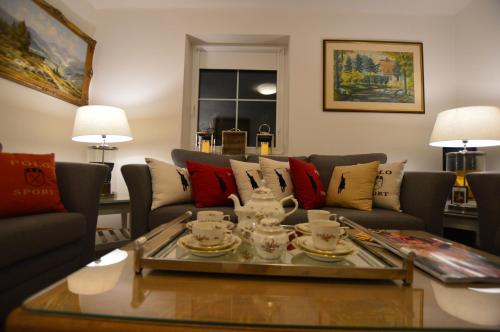 Lind ob Velden白宫奥地利公寓的带沙发和咖啡桌的客厅