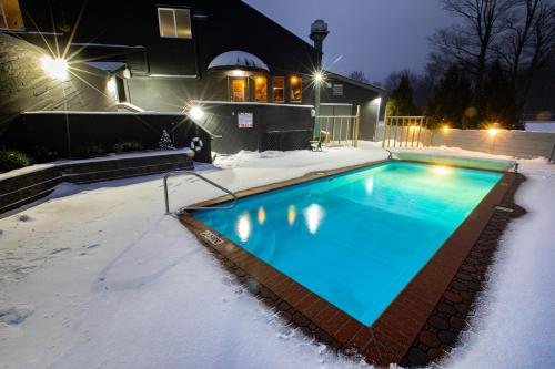 基灵顿基林顿山区酒店的一座房子前面的雪覆盖的游泳池