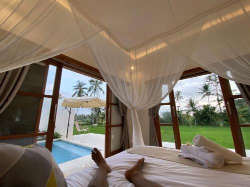Luxury Villa Ada Padi Ubud one bed room内部或周边泳池景观