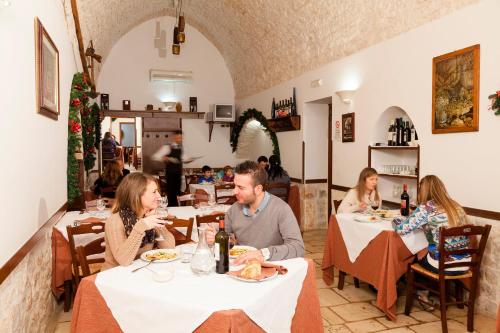 Masseria Madonna dell'Arco Agriturismo餐厅或其他用餐的地方