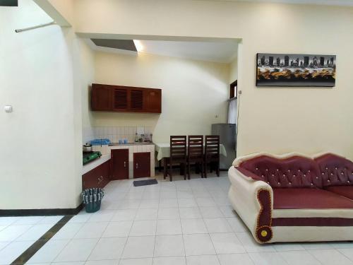 日惹Abadi Homestay的带沙发的客厅和厨房