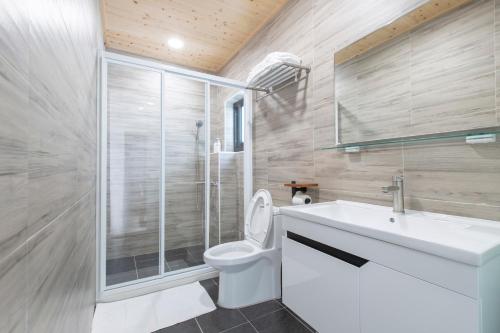 马公尖尖民宿的浴室配有卫生间、盥洗盆和淋浴。