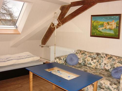 Schillingsfürst费恩沃诺纽鲁斯公寓的客厅配有沙发和桌子