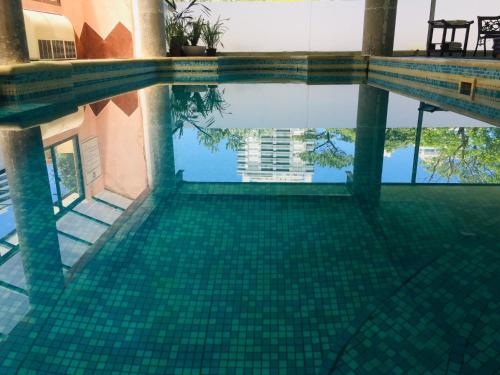 埃斯特角城圣雷莫蓬酒店 的水中反射的游泳池