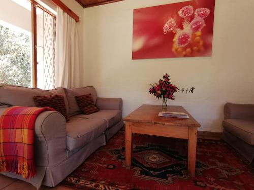 温特顿L Chiam Self-Catering Cottage的客厅配有沙发和桌子
