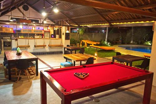 普拉亚科罗纳多Casa Swell Coronado Private, quiet & exclusive oasis 13 plus only的一张台球桌,位于带台球桌的房间中间
