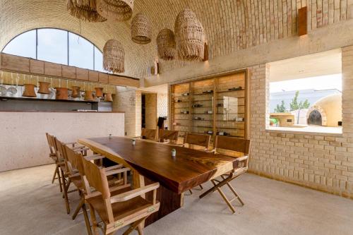 埃斯孔迪多港Casona Sforza的用餐室配有大型木桌和椅子