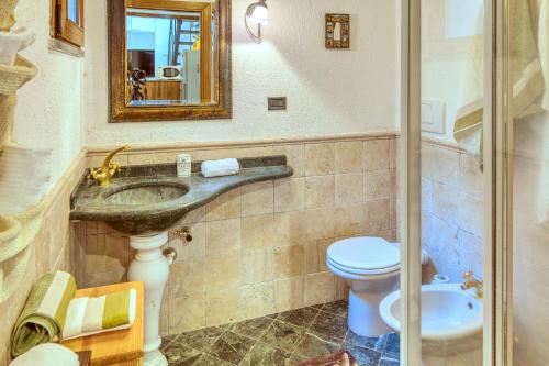 莱万托MARIO Apartment with Garden的一间带水槽、卫生间和镜子的浴室